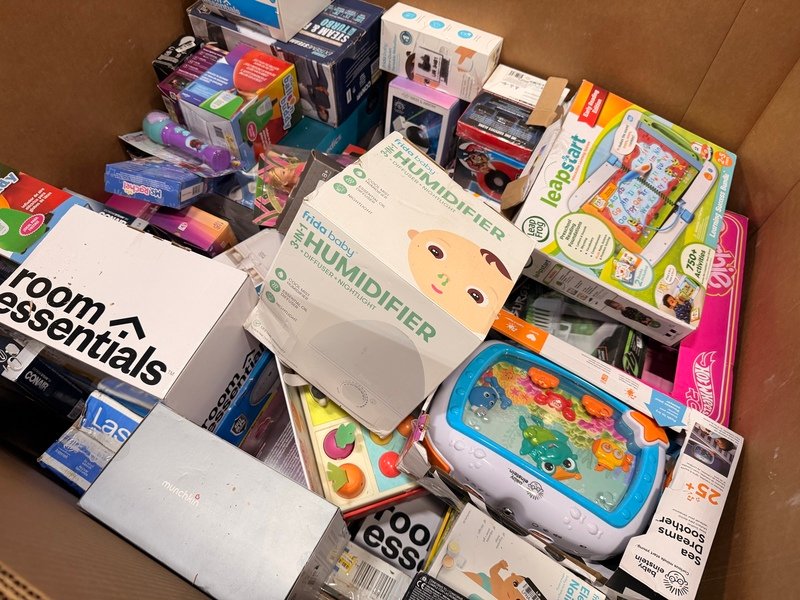 Target Electronics Pallet with wholesale customer return electronics, household appliances, headphones, gaming accessories, and small appliances