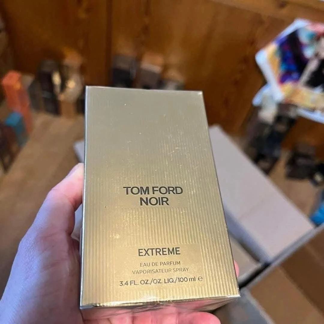 Mixed Perfume Pallet with 200 brand-new factory-sealed designer fragrances for men and women ready for wholesale resale