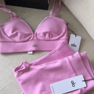 Alo Yoga Clothing Pallet with 380 to 400 brand-new activewear pieces including leggings, sports bras, hoodies, jackets, and premium athleisure apparel
