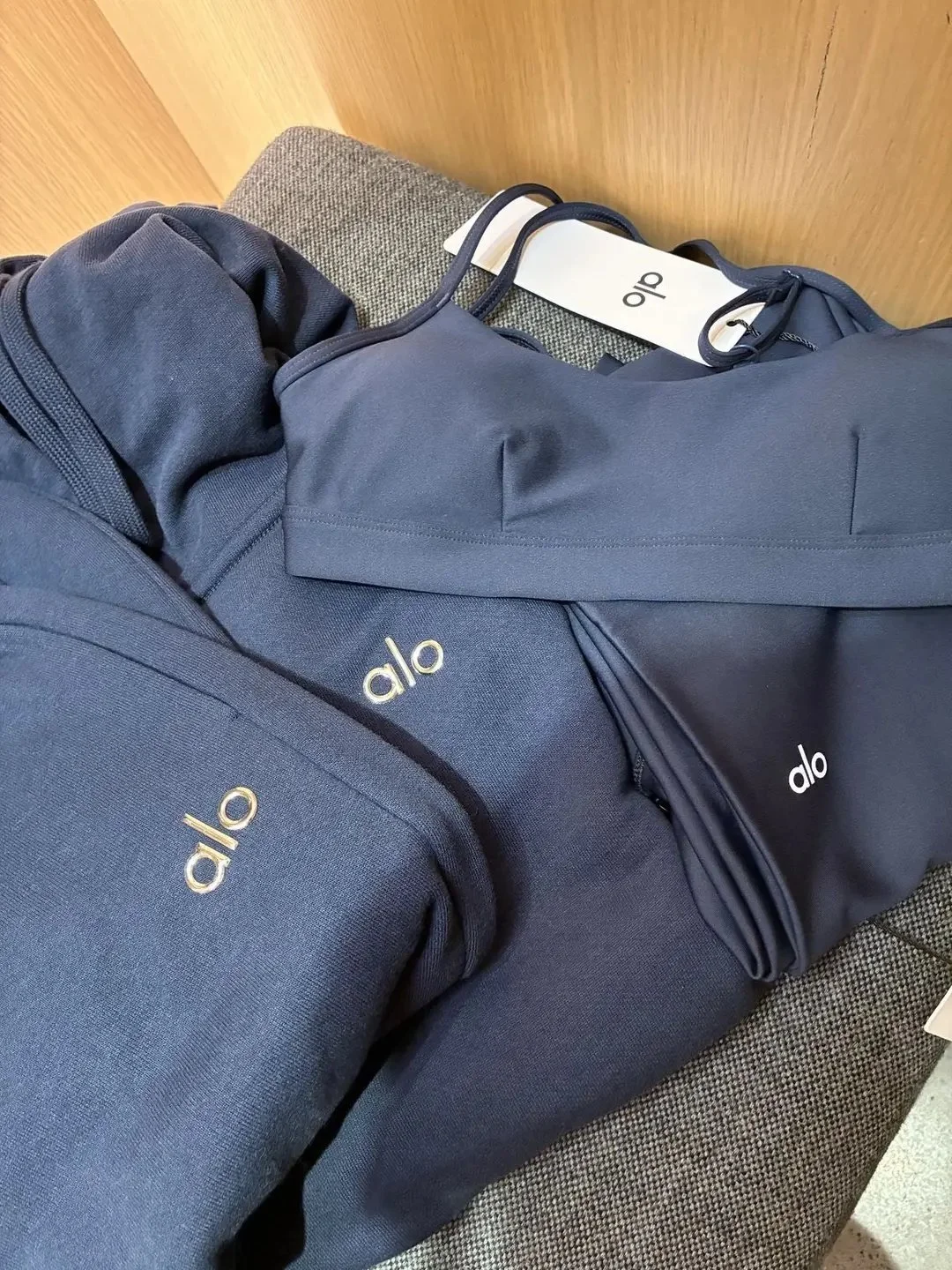 Alo Yoga Clothing Pallet with 380 to 400 brand-new activewear pieces including leggings, sports bras, hoodies, jackets, and premium athleisure apparel