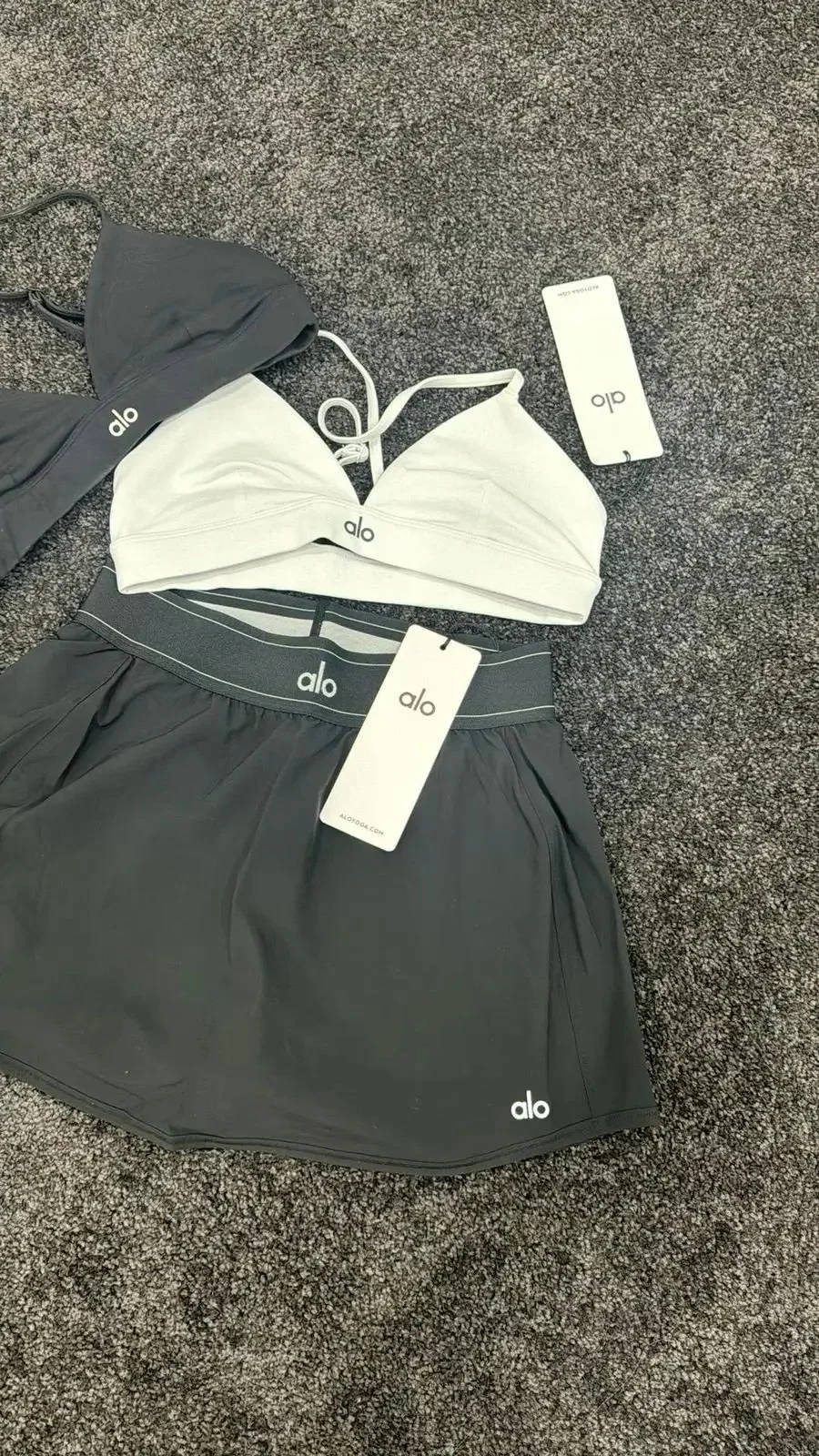 Alo Yoga Clothing Pallet with 380 to 400 brand-new activewear pieces including leggings, sports bras, hoodies, jackets, and premium athleisure apparel