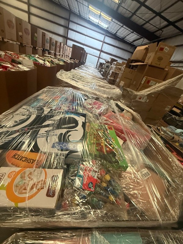 Toys Truckload with 150 to 170 wholesale toy items per pallet packed in 4-foot Gaylords for resale businesses