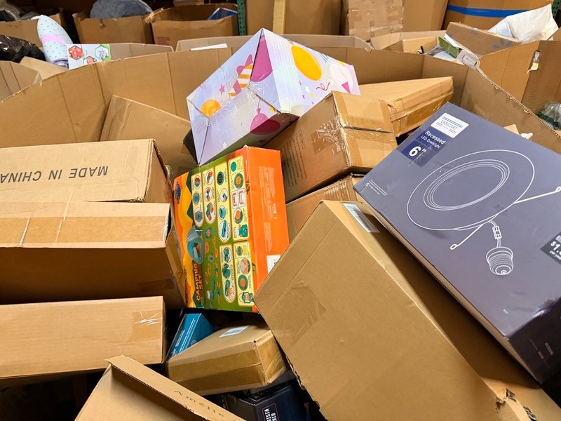 AMZ LPN Electronics Truckload with 6,500 to 7,500 Amazon liquidation items featuring premium electronics, gadgets, tools, toys, and general merchandise