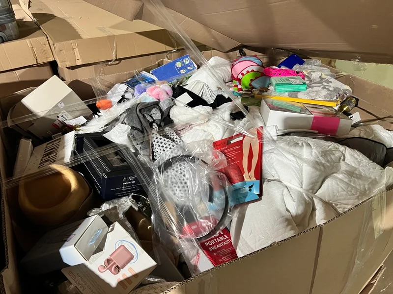 Luxury Retailer Accessories Pallet containing approximately 1,000–1,400 fashion accessories including handbags, wallets, scarves, sunglasses, jewelry, watches, belts, cosmetic bags, and premium fashion accessories for wholesale resale.