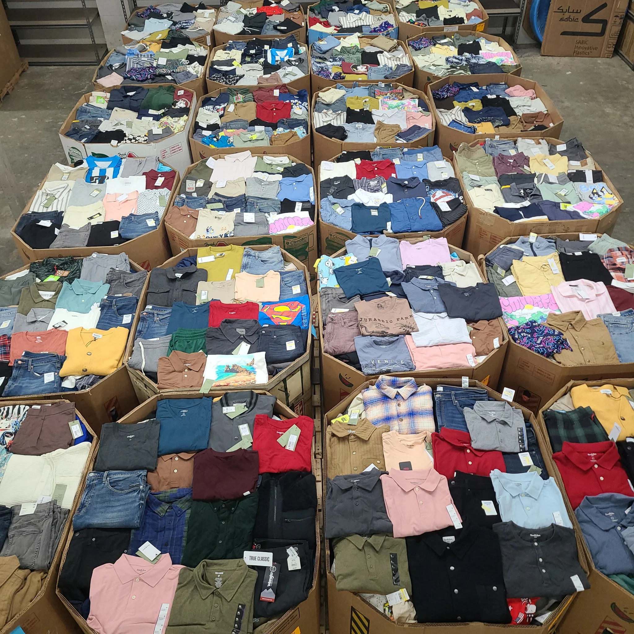 Target Men's Clothing Wholesale Pallet with 350–400 pieces of all-season men's apparel sourced from Target, featuring 95% brand-new clothing with tags.