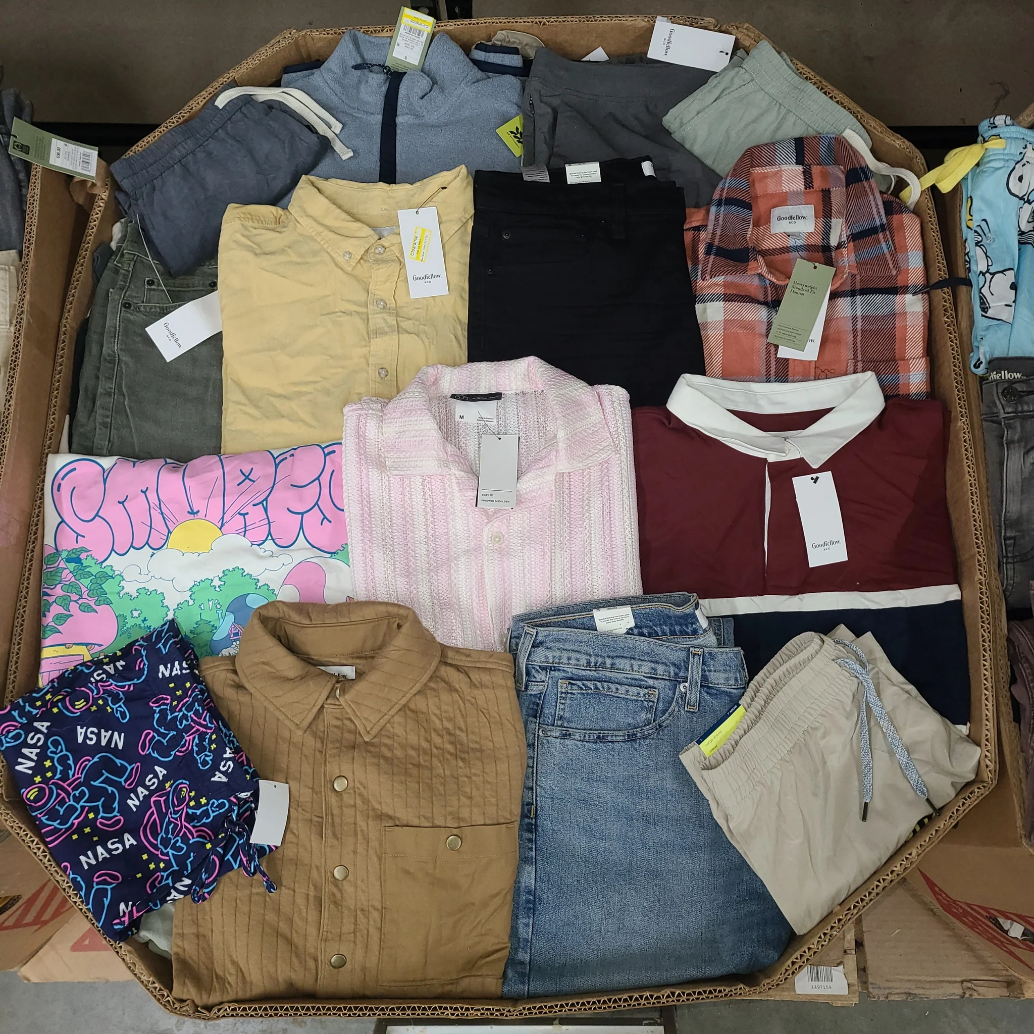 Target Men's Clothing Wholesale Pallet with 350–400 pieces of all-season men's apparel sourced from Target, featuring 95% brand-new clothing with tags.